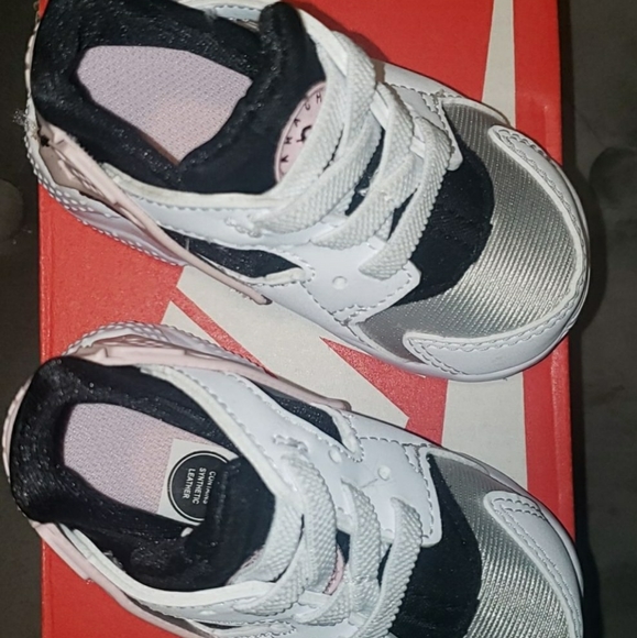 Infant Nike shoes - Picture 2 of 3
